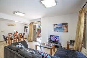 Villa, 3 habitaciones, alberca privada, vista al jardín | Sala de estar