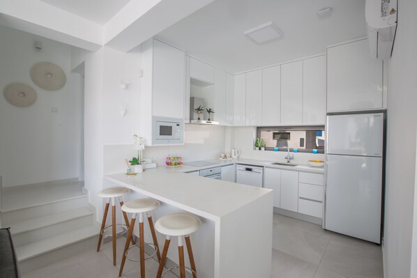 Villa, 5 Bedrooms, Private Pool, Garden View | Dining