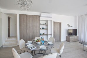 Villa, 3 Bedrooms, Private Pool, Garden View | Dining