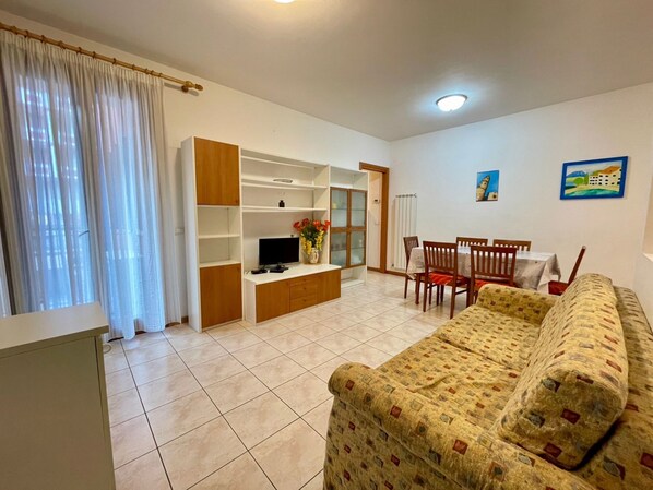 Apartemen, 2 kamar tidur, balkon | Ruang keluarga | TV