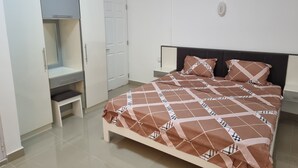 A bedroom with a bed, a wardrobe, and a desk. - Studio Solitaire Ideal for two Adults - Garden View 1 (Trou aux Biches)