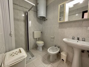 Apartment, 1 Bedroom, Balcony, Garden View | Bathroom