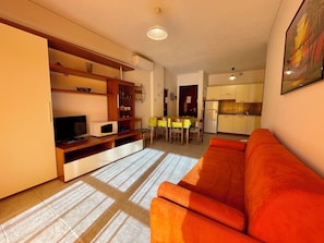 Apartment, 1 Bedroom, Balcony, Garden View | Dining room
