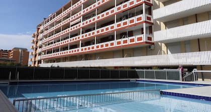 Holiday by the Pool-beahost