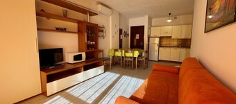 Holiday by the Pool-beahost