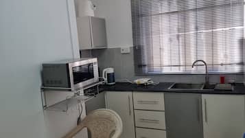 Kompor, mesin pembuat kopi/teh, dan ketel listrik