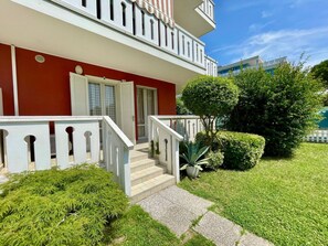 Apartamento, 2 quartos, terraço, vista para o jardim | Detalhe da fachada