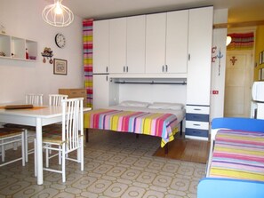 Studio, plusieurs chambres, balcon, vue ville | Intérieur