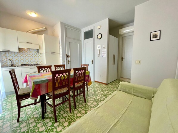 Apartment, 2 Bedrooms, Balcony, City View | Dining room