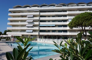 Studio, balcon, vue sur le jardin | Piscine | Piscine extérieure