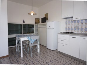 Monolocale, camere multiple, balcone, vista piscina | Sala da pranzo
