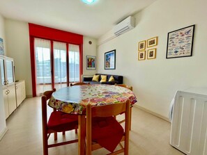 Apartment, 1 Bedroom, Balcony, Ocean View | Dining room