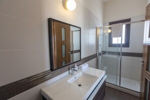 Villa, Mehrere Schlafzimmer, eigener Pool, Gartenblick | Badezimmer