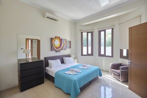 Un dormitorio con cama, cómoda y un ventanal grande.