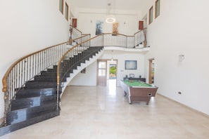 Vila, vários quartos, piscina particular, vista para o jardim | Sala de jogos
