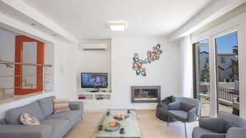 Villa, 3 Bedrooms, Private Pool, Garden View | Living room