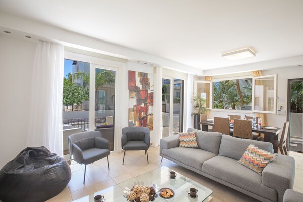 Villa, 3 Bedrooms, Private Pool, Garden View | Dining