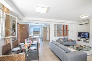 Villa, 3 Bedrooms, Private Pool, Garden View | Dining