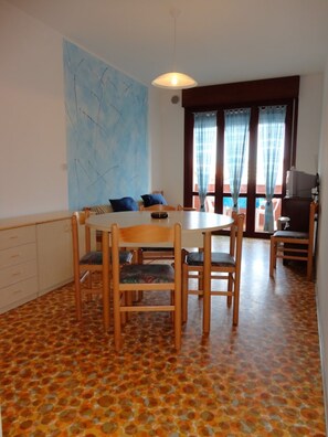 Appartement, 1 chambre, balcon, vue ville | Salle à manger