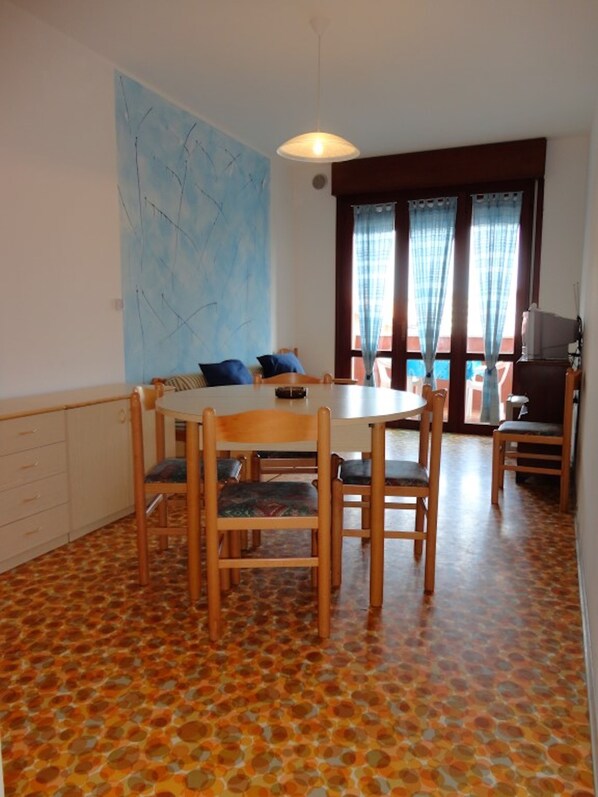 Apartment, 1 Bedroom, Balcony, City View | Dining room