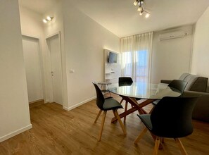 Apartment, 1 Bedroom, Balcony, Ocean View | Dining