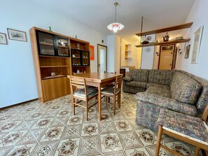 Apartment, 2 Schlafzimmer, Balkon | Esszimmer