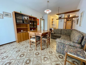 Apartamento, 2 quartos, sacada | Sala de jantar