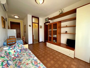 Apartment, 2 Schlafzimmer, Balkon, Stadtblick | Esszimmer