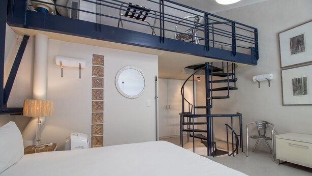 2 bedrooms, iron/ironing board - Two Bedroom Loft in City Centre (Cape Town)