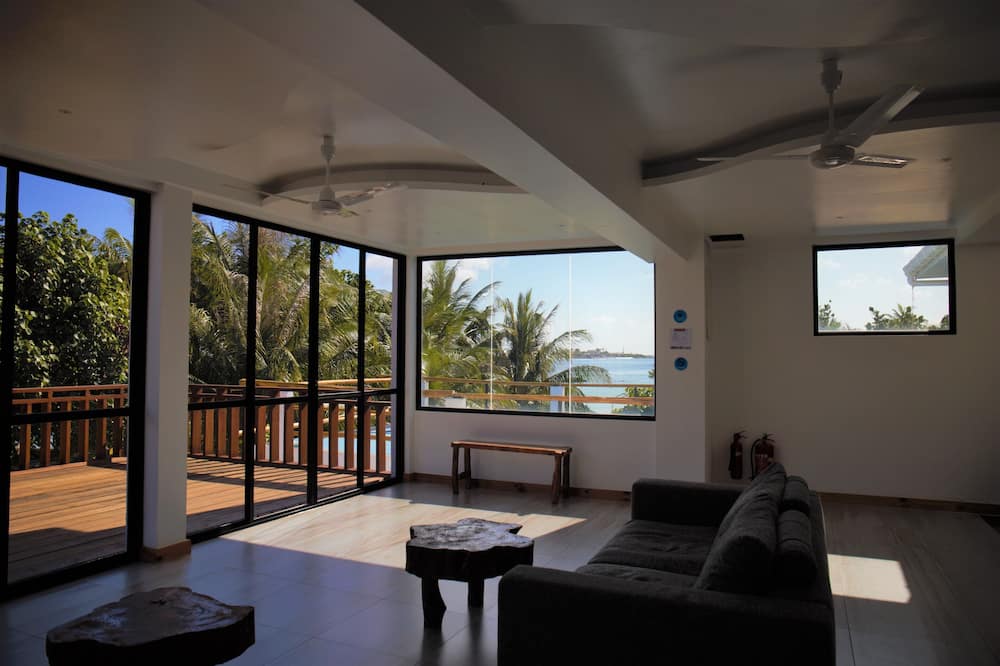 Room-master Suite Family Room With Views