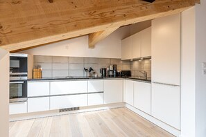 Een koelkast, een microgolfoven, een waterkoker, een broodrooster