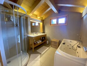 Baignoire, sèche-cheveux, serviettes fournies, savon