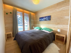 6 bedrooms, iron/ironing board, WiFi, bed sheets