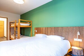 4 bedrooms, bed sheets