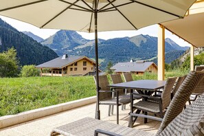 Outdoor dining - Charming Alps Apartment (Abondance)