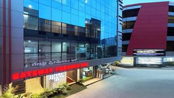 Vista frontal de la propiedad