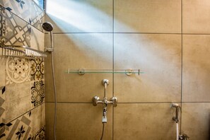 Shower, free toiletries, towels, soap - Whiteboard Homes (Siolim)