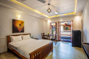 Deluxe Studio | Living area | 32-inch flat-screen TV with satellite channels, TV