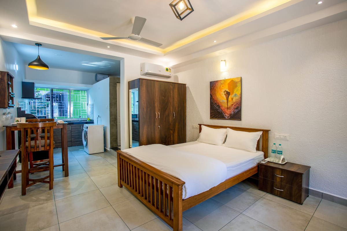 Deluxe Studio | Living area | 32-inch flat-screen TV with satellite channels, TV