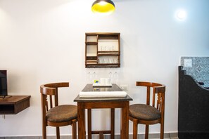 Estudio Deluxe | Servicio de comidas en la habitación