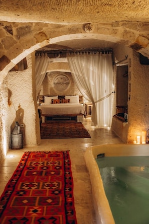 Frette Italian sheets, premium bedding, Select Comfort beds, minibar - Doda Artisanal Cave Hotel +14 (Ürgüp)