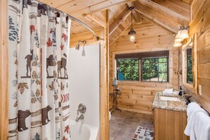 Bañera con ducha, bañera de hidromasaje, bidet, toallas