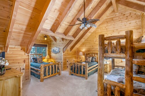 Luxurious Log Cabin on Kerr Scott Lake