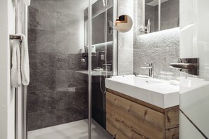 Secador de pelo, batas, pantuflas, toallas