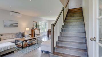 Una televisión, una chimenea