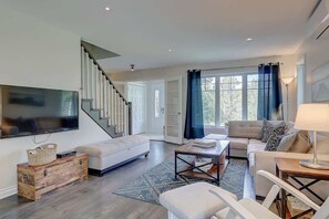 Televisión y chimenea 