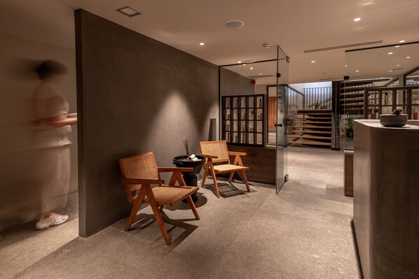 Un interior moderno con una zona de estar, una escalera y una cocina.