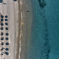 Plage, chaises longues, parasols, serviettes de plage