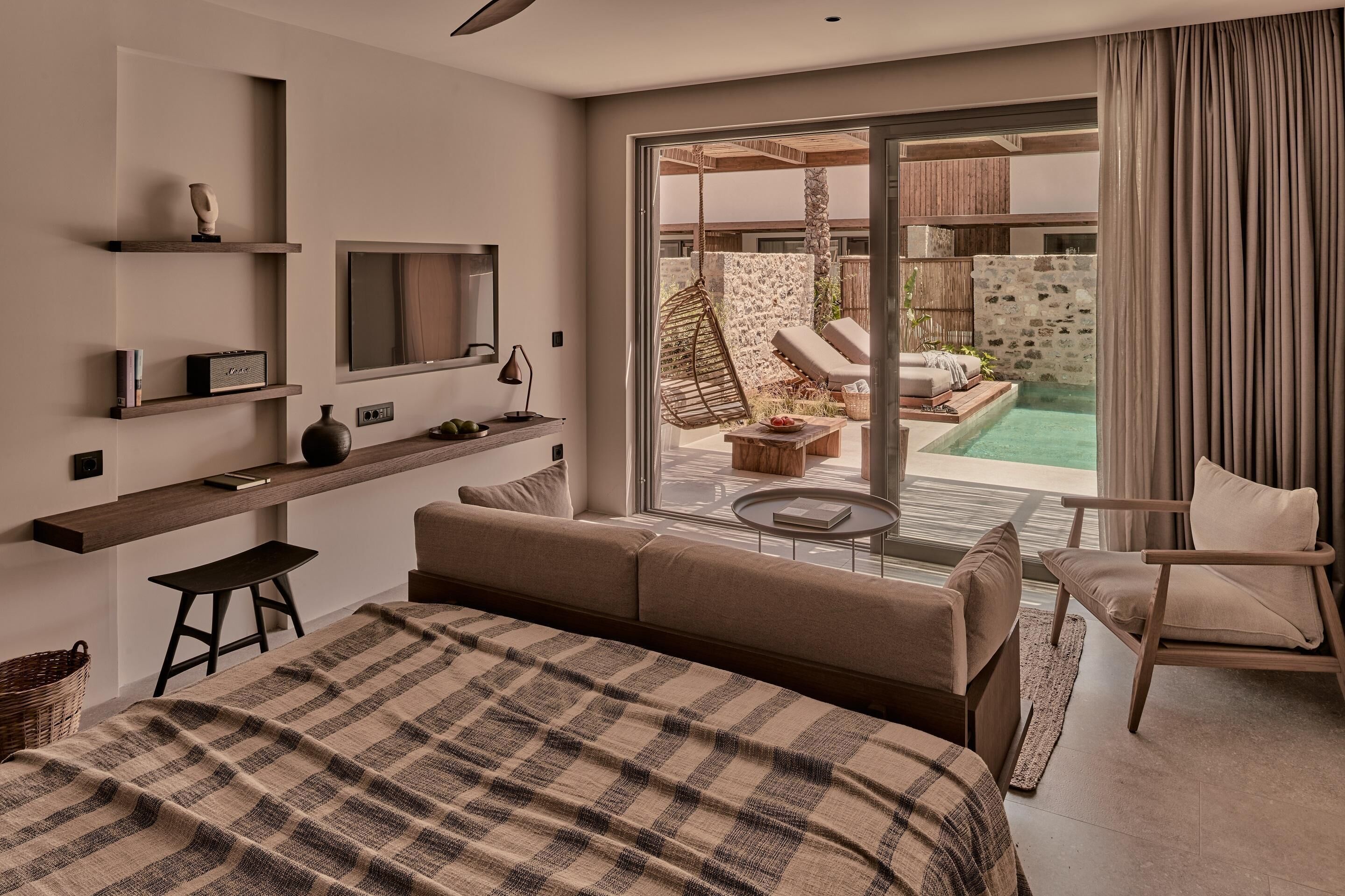 أغطية فراش متميزة وألحفة محشوة بالريش وأسرّة بإسفنج يتكيف مع شكل الجسم