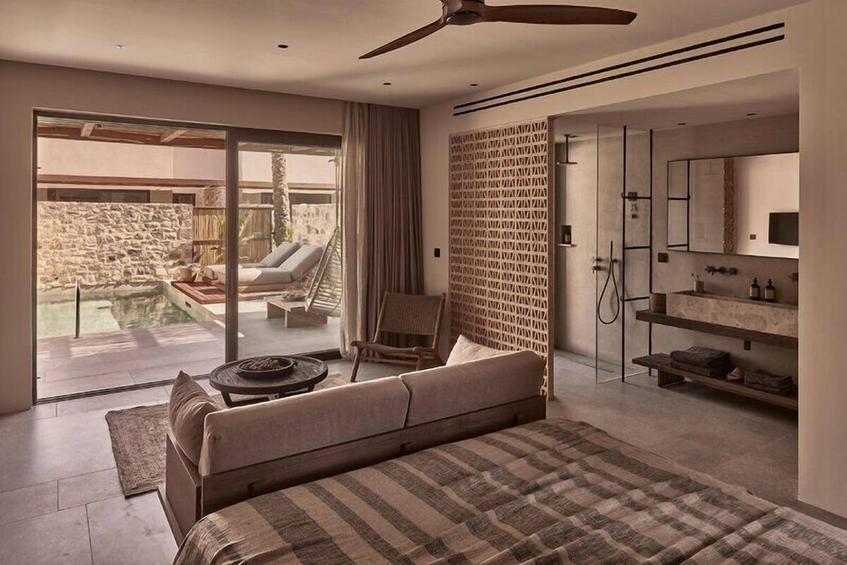 Premium Private Pool Suite | Ropa de cama de alta calidad y edredones de plumas